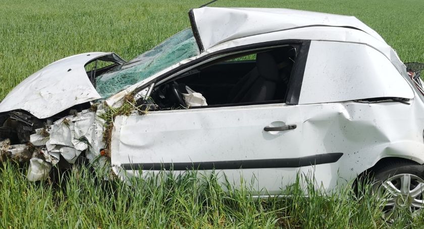 Ford uderzył w drzewo i dachował. Zginął kierowca [zdjęcia]