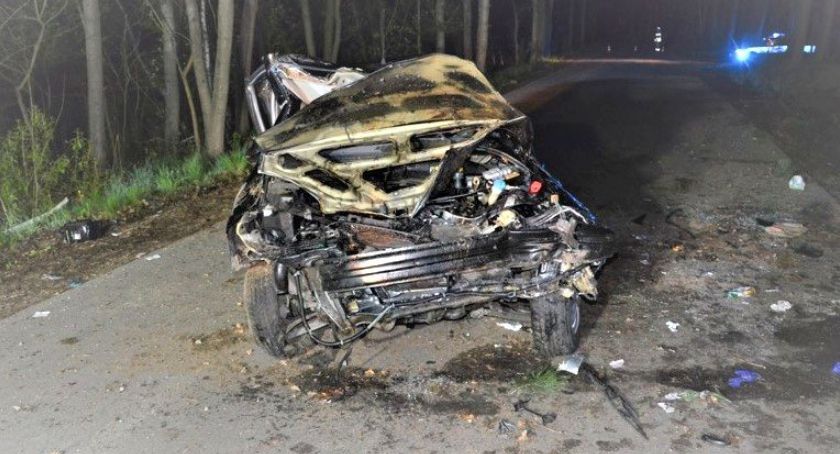 Chevrolet wbił się w drzewo. Kierująca była pijana