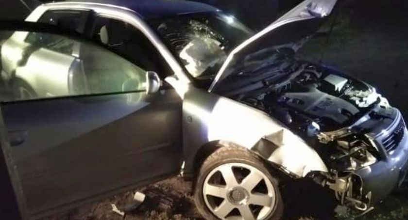 Uderzył w ogrodzenie posesji pod Ciechanowem. Uciekł z miejsca zdarzenia [zdjęcia]