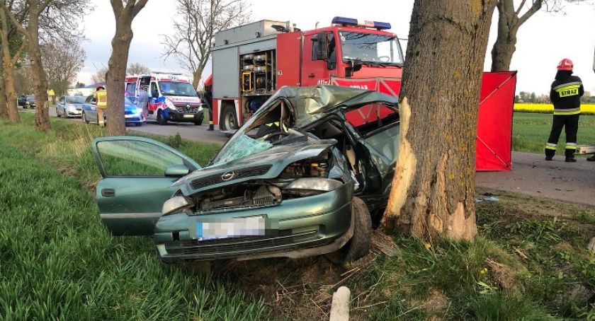 AKTUALIZACJA: Tragedia pod Ciechanowem. Młoda kobieta zginęła w wypadku [zdjęcia]