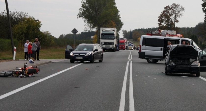 Nieletni motocyklista ranny w wypadku. Zderzył się z Mercedesem