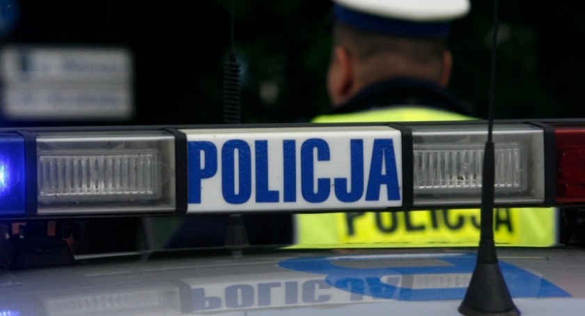 Opel uderzył w drzewa na ul. Płońskiej. Kierowała nim pijana 32-latka