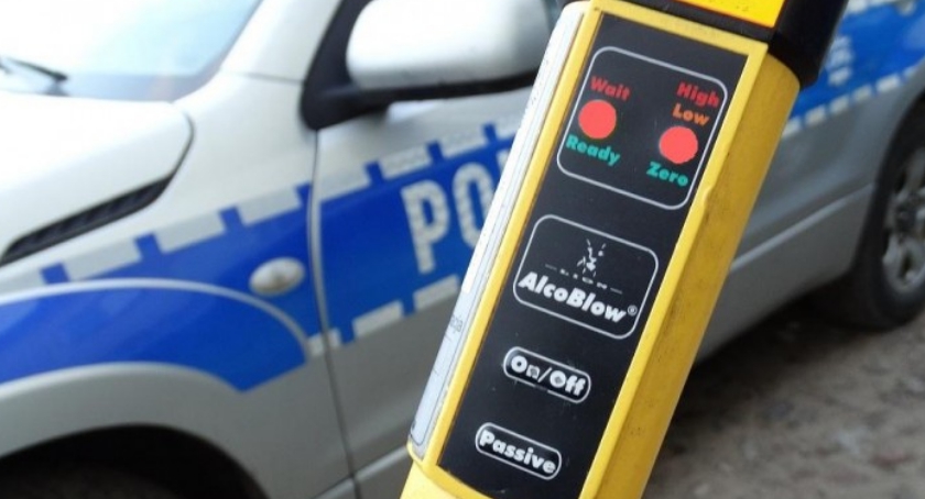 21-latek wjechał Oplem na skwer na ul. 3 Maja i uderzył w drzewo. Był pod wpływem alkoholu