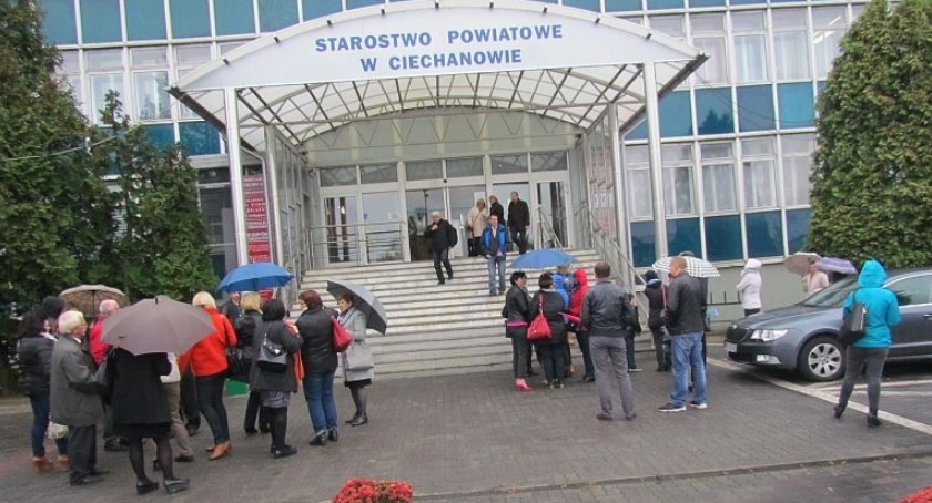 Strażacy ewakuowali pracowników Starostwa Powiatowego w Ciechanowie (zdjęcia)