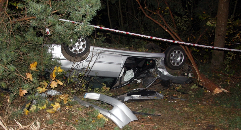 Cudem uniknęli tragedii. Pięć młodych osób wracało z dyskoteki. Ich auto dachowało