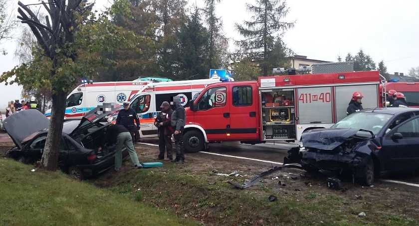 Groźne zdarzenie drogowe pod Ciechanowem. Zderzyły się dwie osobówki (zdjęcia)