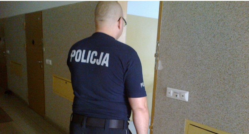 Ciechanowianin był ścigany przez policję. Zgłosił się na komendę bo ... skończyły mu się pieniądze