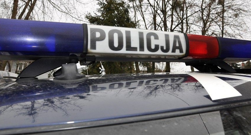 Ciężarówka uderzyła w Seicento. Auto wpadło do rowu