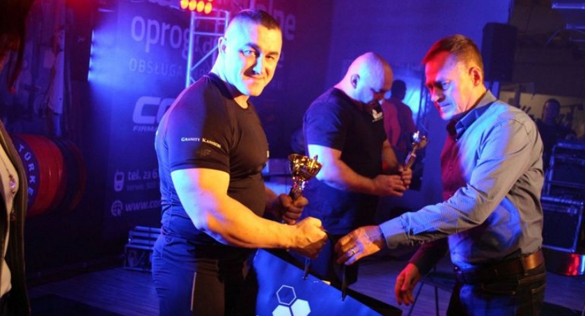 Wyciskacze walczyli w Galerii Fitness. Niespodziewana porażka Szymona Kołeckiego (wideo/zdjęcia)