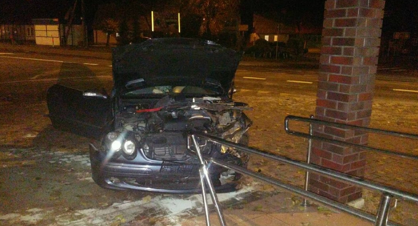 Zderzenie osobówek. Jedno z aut zatrzymało się na barierkach przy restauracji