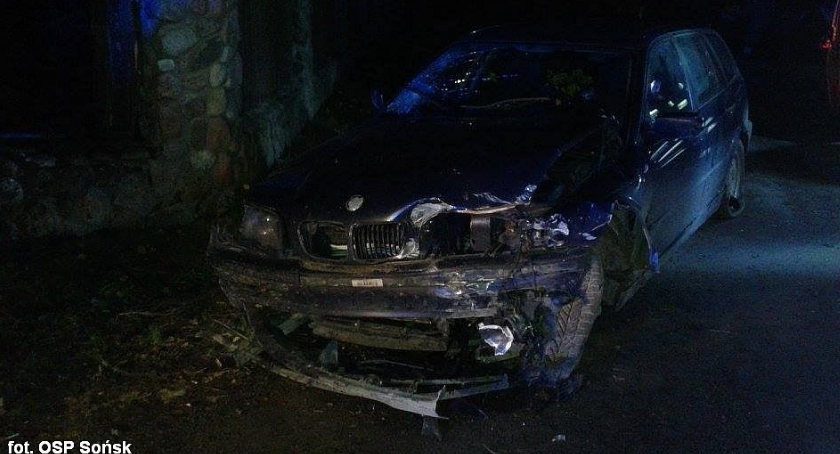 Kierowca BMW uderzył w ogrodzenie. Miał prawie 2 promile