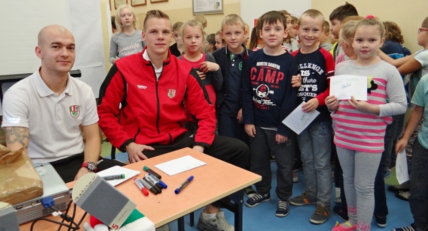 Piłkarze MKS-u Ciechanów spotkali się z uczniami SP 6 (zdjęcia)