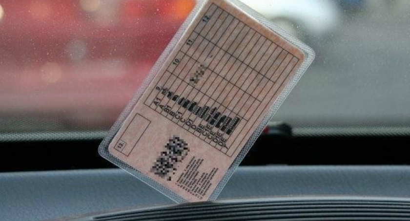 19-latek stracił prawo jazdy za zbyt szybką jazdę. Posiadał je od 4 miesięcy