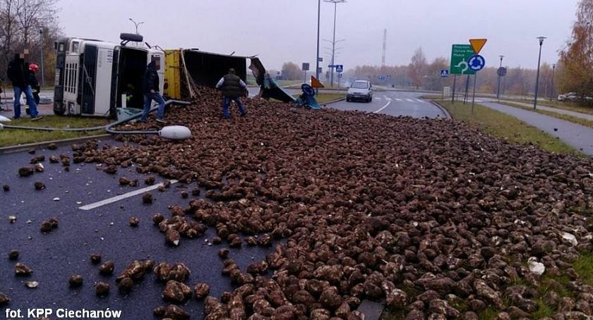 Ciężarówka przewróciła się na pętli miejskiej. Ruch zablokowały ... buraki (zdjęcia)