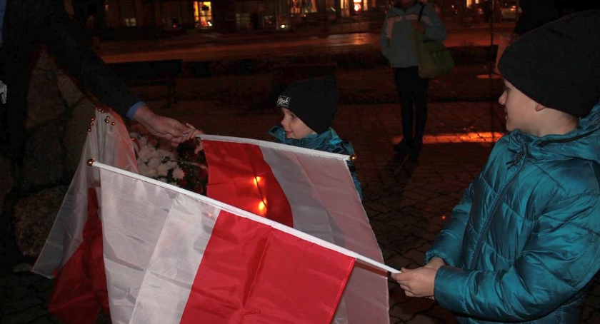 Poprawnie Patriotyczni wręczyli ciechanowianom ponad 100 flag (zdjęcia)