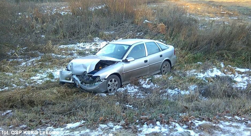 Opel wpadł w poślizg i wjechał do rowu. Autem kierowała 34-latka