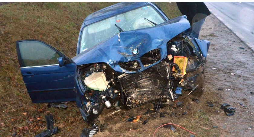 U sąsiadów: Zderzenie Volkswagena z BMW na drodze krajowej. Dwie osoby ranne