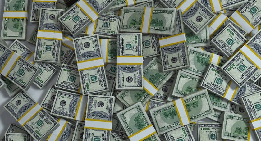 Wyprowadził z ciechanowskiej firmy ponad 800 tys. zł. Zamieniał 100-dolarówki na banknoty 1-dolarowe