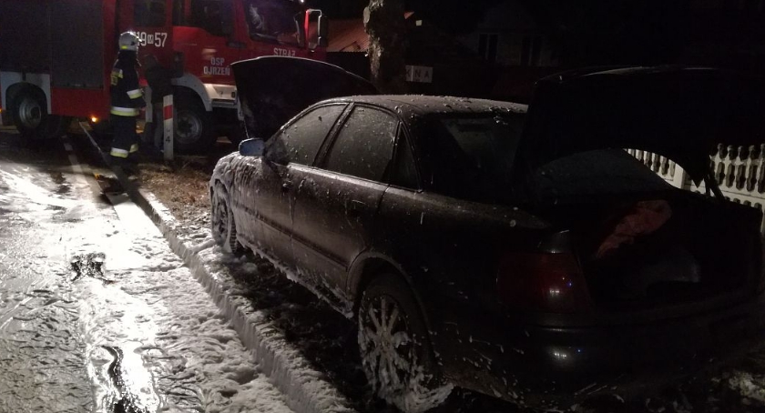 Audi zapaliło się podczas jazdy. Kierująca zdążyła wysiąść