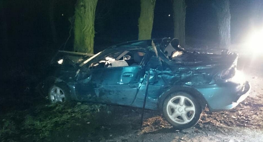 Mazda uderzyła w drzewo. Kierowca próbował uciec. Był kompletnie pijany