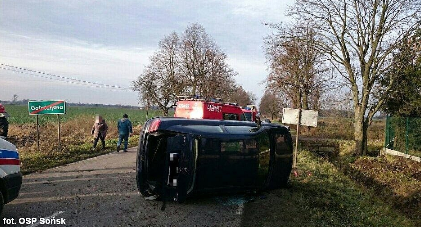 Osobówki zderzyły się podczas wyprzedzania. Opel wywrócił się na bok (zdjęcia)