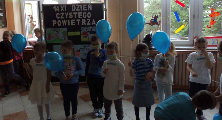 Uczniowie SP 7 zorganizowali happening ekologiczny. Sprzeciwiali się paleniu śmieci (zdjęcia)