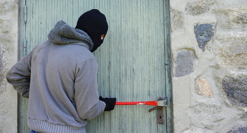 Okradli mieszkańca powiatu ciechanowskiego. Policja ostrzega przed włamywaczami
