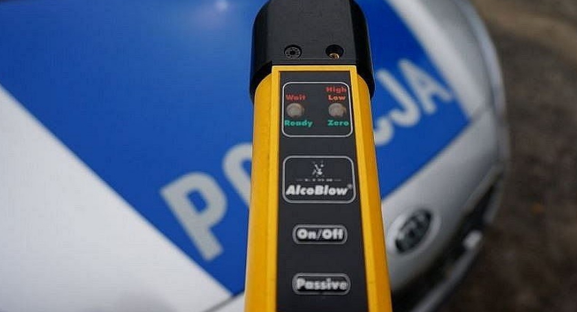 U sąsiadów: Kompletnie pijany 23-latek uderzył Oplem w ogrodzenie