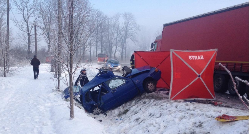 Tragiczny wypadek pod Ciechanowem. 27-latek zginął w zderzeniu Fiata z DAF-em (zdjęcia)