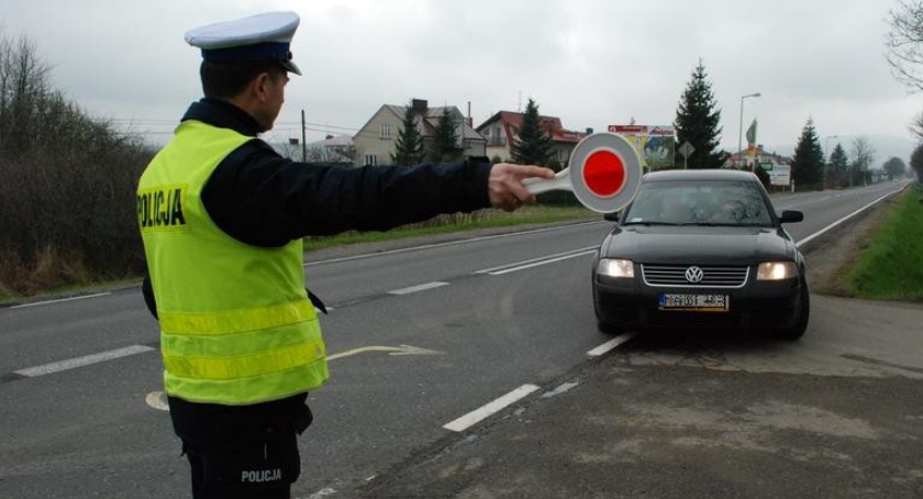 Policjanci będą sprawdzać oświetlenie pojazdów. Kierowcy mogą za darmo wyregulować reflektory
