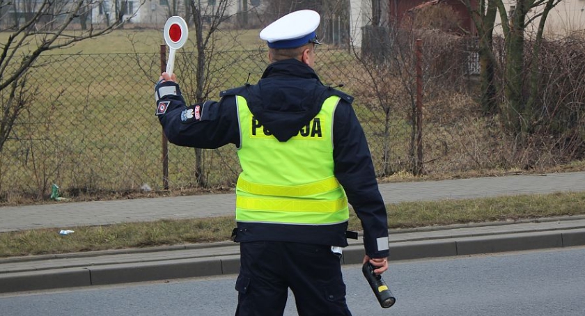 Pirat drogowy stracił prawo jazdy pod Ciechanowem. Przekroczył prędkość o blisko 80 km/h