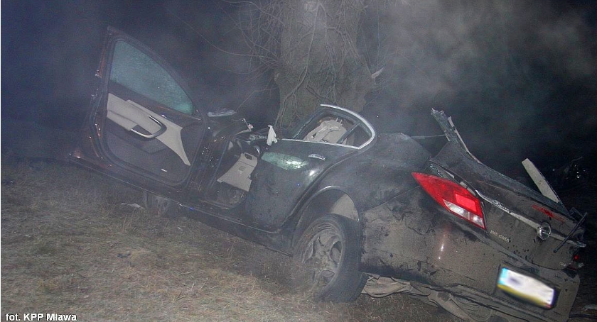 Opel wbił się w drzewo. Cztery osoby ranne