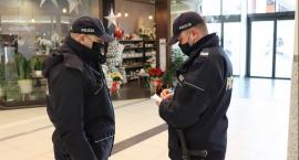 Mandaty za łamanie obostrzeń. Policjanci kontrolują galerie handlowe