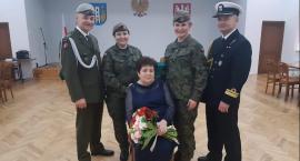 Dzieci w mundurach, mama z medalem [zdjęcia]