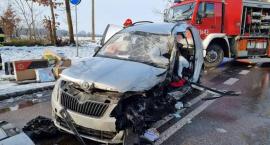 Skoda czołowo zderzyła się z ciężarówką. Policja o szczegółach wypadku w Gołotczyźnie [zdjęcia]