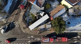 AKTUALIZACJA: Ciężarówka uderzyła w dom [zdjęcia]