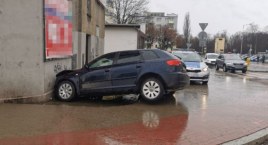 Audi uderzyło w ścianę budynku. Za kierownicą 18-latek [zdjęcia]