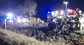 AKTUALIZACJA: Jedna osoba nie żyje, trzy są ranne. Tragiczny bilans wypadku pod Ciechanowem [zdjęcia]