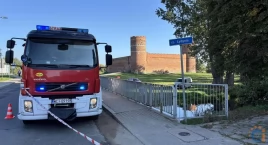 Nieznana substancja w rzece w centrum Ciechanowa. Akcja służb trwa od kilkunastu godzin [zdjęcia]