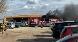 Z ostatniej chwili: strażacy wezwani do pożaru w Ciechanowie. Na miejscu 11  jednostek [zdjęcia]
