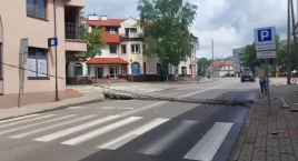 Pilne! Zablokowana droga w centrum Ciechanowa. Słup runął na jezdnię [zdjęcia]