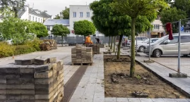 Z głównego placu w Ciechanowie znika beton. Miasto znów sporo tu zainwestuje