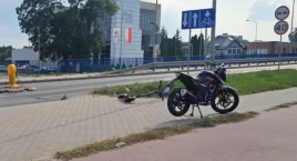 Hulajnogą elektryczną po pasach wprost pod motorower…