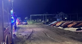 Zniszczone budynki, zalane domy, połamane drzewa. Ob…