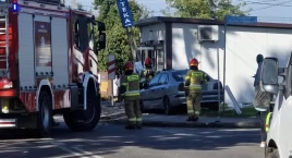 Rozbite pojazdy, uszkodzony sklep. Groźne zdarzenie …