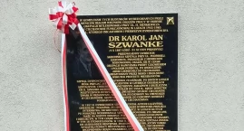 Zdjęcie przedstawia: Odsłonięto pamiątkowe tablice poświęcone ciechanowskiemu szpitalowi