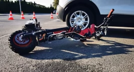 Sezon rozpoczęty. Nastolatek na hulajnodze elektrycznej uderzył w samochód
