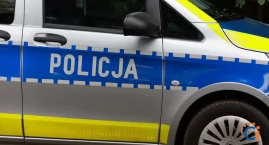 Driftował i zatrzymał się tuż przed maską radiowozu.&hellip;