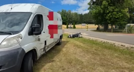 Groźny wypadek dostawczaka i motoroweru. 64-latka tr&hellip;