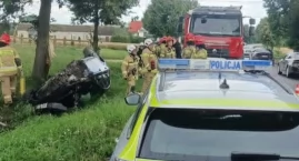 Uderzyła w drzewo i dachowała koło Ciechanowa. Groźn&hellip;